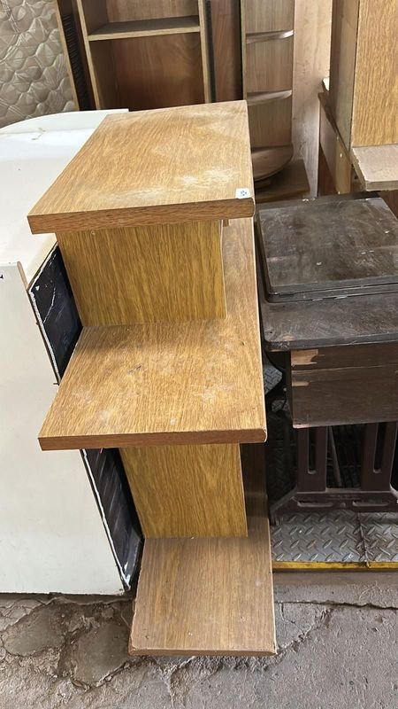 Lote anterior: Mueble para TV de madera con estantería y cajón
