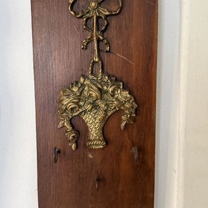 Organizador de Llaves de Madera con Aplique de Bronce Estilo Clásico - imagen 3