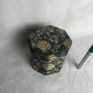 Juego de 3 Latas Octogonales Antiguas Decoradas con Flores y Mariposas - imagen 6