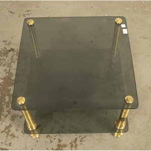 Mesa Auxiliar de Dos Niveles con Vidrios Tintados y Patas Doradas - imagen 2
