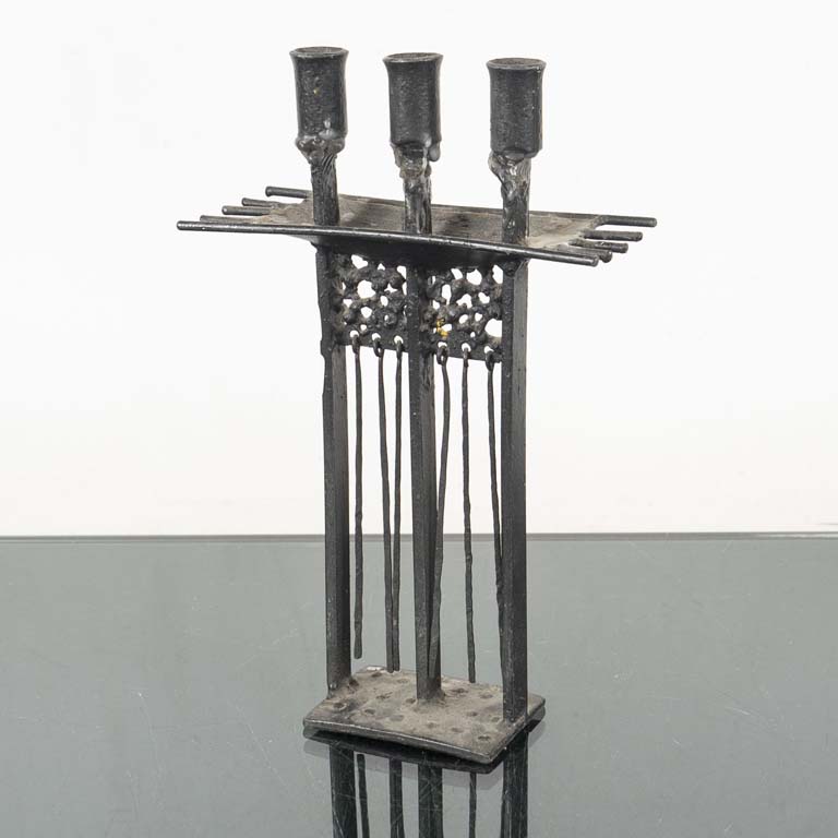 Lote anterior: Candelabro de hierro para tres velas - Medidas: 19x8x30cm