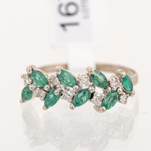 Lote siguiente: Anillo Medio Sin Fin Oro 18k con Brillantes y Esmeraldas Talla 18.5 mm