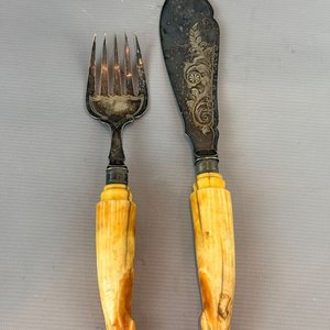 Lote siguiente: Juego de Trinchar Cooper Brothers & Sons con Mangos de Marfil y Hojas Bañadas en Plata
