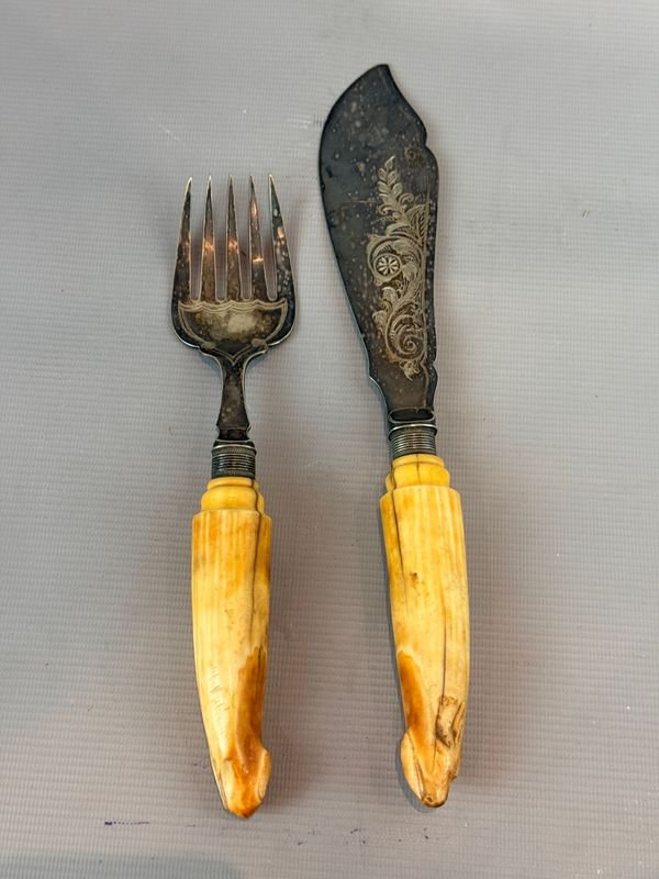 Juego de Trinchar Cooper Brothers & Sons con Mangos de Marfil y Hojas Bañadas en Plata
