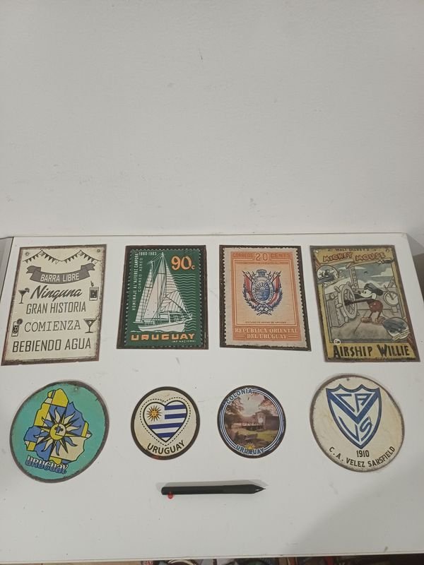 Lote de 8 Chapas Vintage Temáticas: Mickey Mouse, Uruguay, Velez Sarsfield y Más