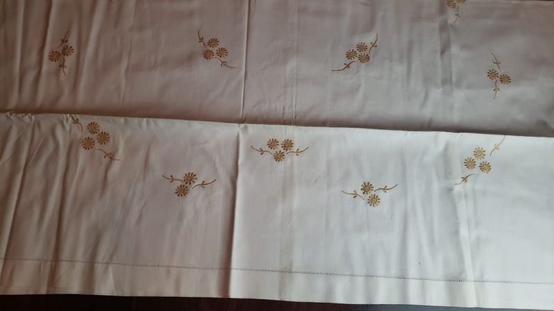 Mantel de encaje blanco con flores doradas - imagen 2