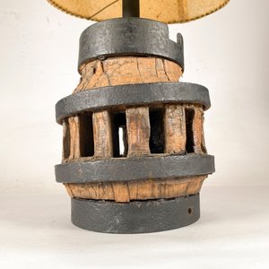 Lámpara de Mesa Rústica de Hierro y Madera de Carreta - imagen 2