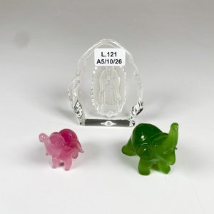 Lote siguiente: Tres piezas, figuras elefantes piedra y pisapapel cristal religioso