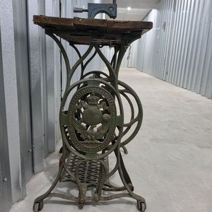 Mesa de Trabajo Antigua con Prensa Manual de Palanca y Base de Máquina de Coser - imagen 7