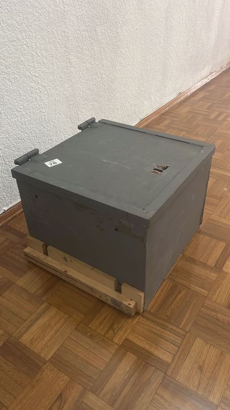 Lote anterior: Caja de hierro macizo sin cerradura