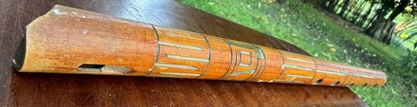 1 quena en madera tallada