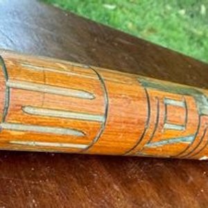 Lote siguiente: 1 quena en madera tallada
