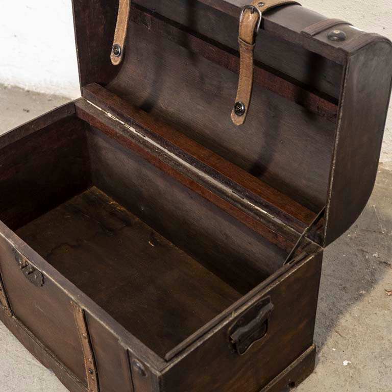 Baúl de madera con herrajes metálicos para almacenamiento - imagen 3