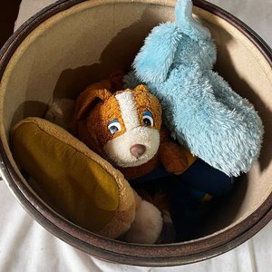 Lote siguiente: Baúl Decorativo con Pantuflas Varias