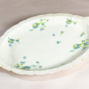 Lote siguiente: Plato Ovalado de Porcelana Francesa con Flores Azules y Borde Dorado