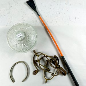 Seis piezas, espuelines, herradura, caramelera y látigo - imagen 2