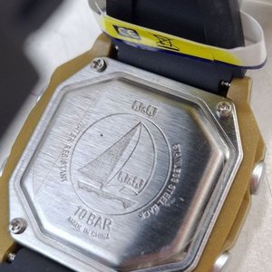 Reloj Pulsera Digital Q&Q Dorado con Alarma y Cronógrafo - imagen 3