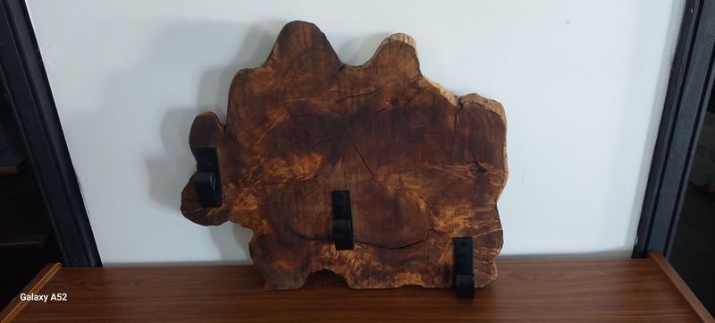Lote siguiente: Perchero en madera y hierro raro de 48x40
