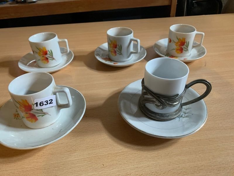 Lote anterior: Lote de tazas de café con platillos y taza con agarre metálico