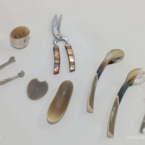 Set de 8 Piezas Variadas de Mesa y Cocina: Cubiertos, Tijera y Pinza - imagen 2