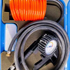 Compresor de Aire 12V con Valija Celeste y Accesorios - imagen 3