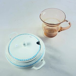 Sopera de Cerámica Blanca con Diseño Azul y Jarra de Vidrio Rosa - imagen 2