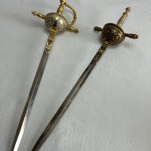 Dos Abrecartas Estilo Español con Detalles Dorados y Esmaltados - imagen 1