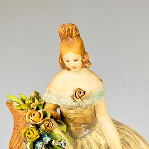 Figura de ceramica italiana dama con flores, firmada Cachapotte altura 28 cm - imagen 4