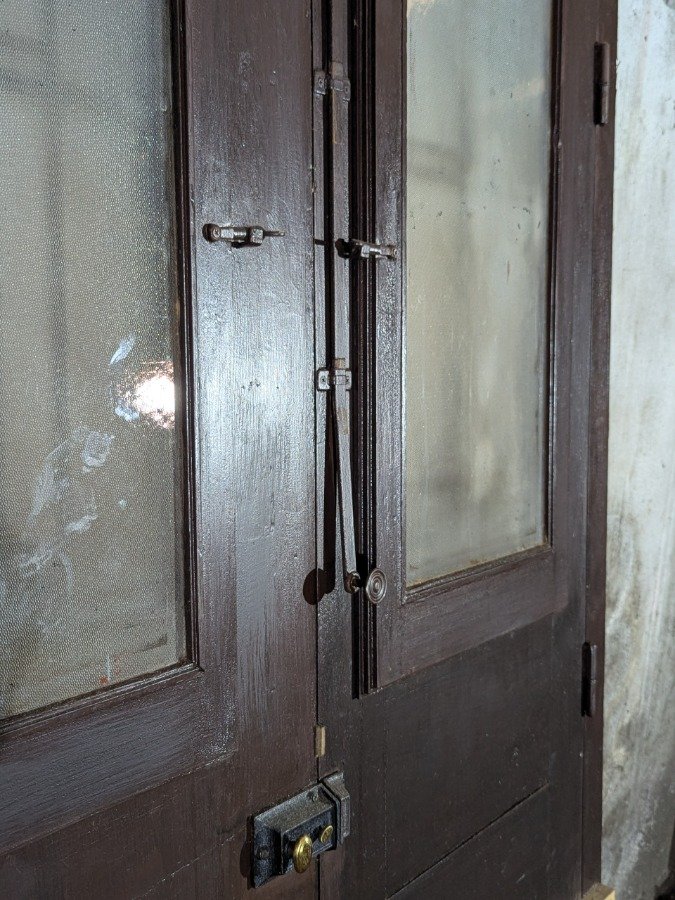 Puerta de frente antigua en cedro con reja y marco de pinotea - imagen 12