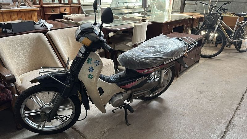 Moto de tres cambios, pollerita y llantas de aleación - imagen 2