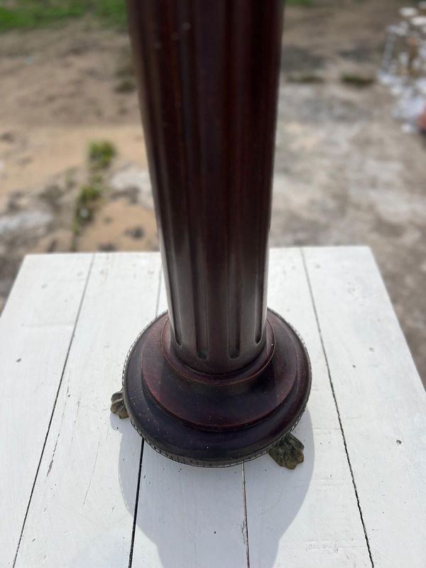 Pequeño pedestal de madera tallada con detalles en bronce - imagen 4