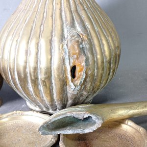 Lote de Artículos de Bronce: Jarra, Tetera Desoldada, Apoyavasos y Más - imagen 6