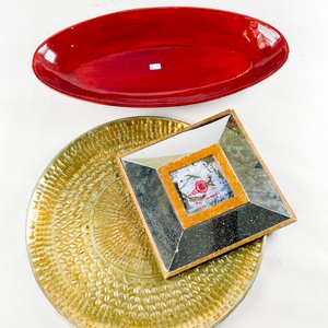 Centro Oval Rojo, Plato Repujado Dorado y Cuadro Espejado - imagen 2