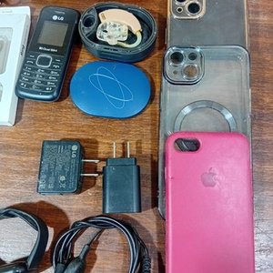Lote de Accesorios para Celulares: Audífonos, Fundas, Soportes y Cargadores - imagen 3
