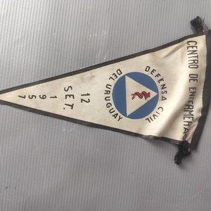 Lote siguiente: Banderín Antiguo Centro de Enfermeras Defensa Civil Uruguay 1957