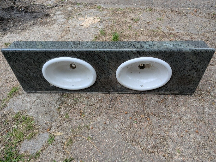 Mesada de baño en granito con doble pileta - imagen 5