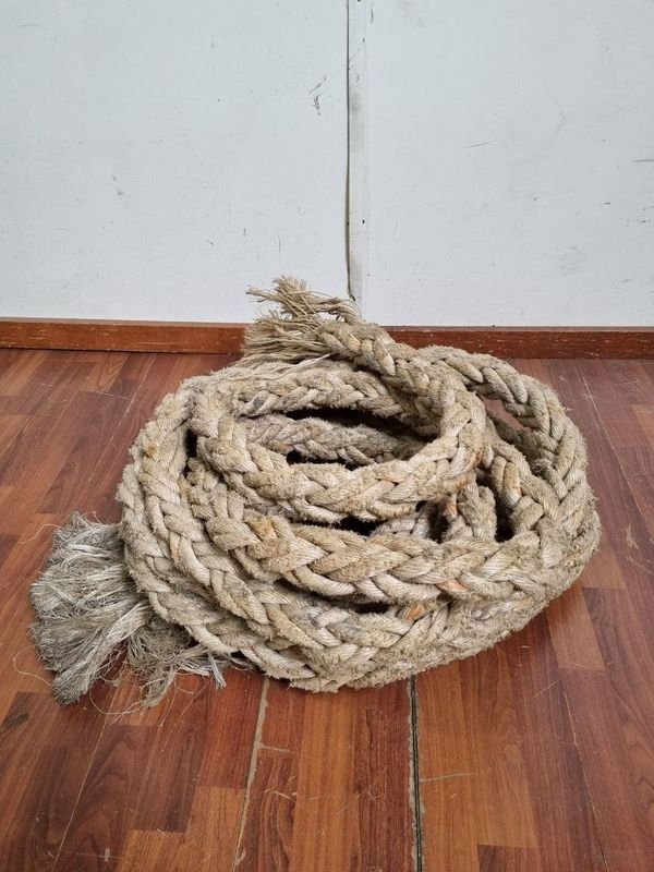 Soga Naval Robusta de 16 Metros con Aspecto Rústico