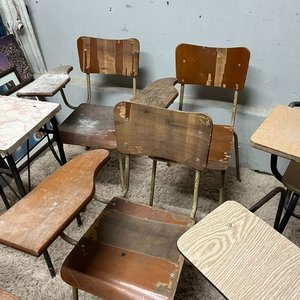 Lote de 7 Mesas y 15 Sillas Escolares de Hierro y Madera - imagen 13