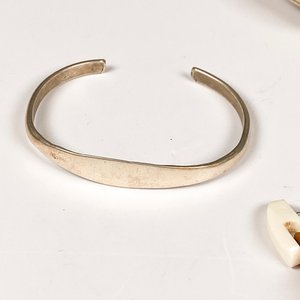 Lote de 6 Piezas: Brazaletes y Aretes de Materiales Variados - imagen 5