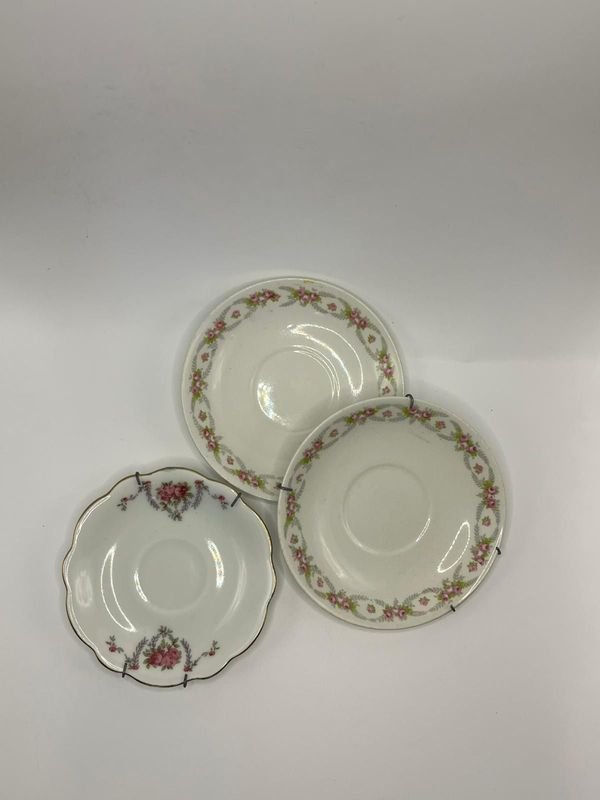 Saucers y plato de colgar con patrón floral y detalles de oro - imagen 3