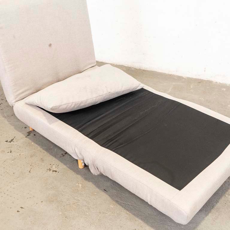 Sillón cama con almohadón, tapizado y detalles en el lustre de las patas - imagen 3