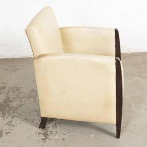 Butaca Beige Tapizada en Cuerina con Detalles en Madera Oscura - imagen 3