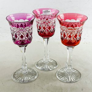 Lote anterior: Tres Copas de Cristal Tallado con Detalles en Color