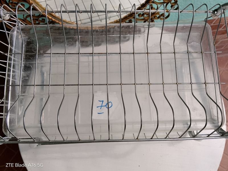 Lote siguiente: Escurridor de metal con tela blanca