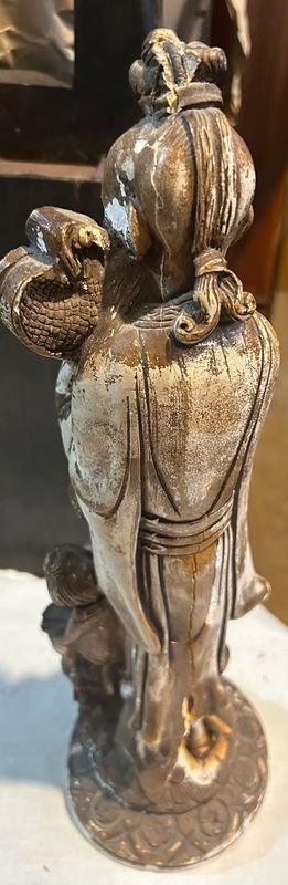 Figura en resina con detalles de rotura y envejecido - imagen 2