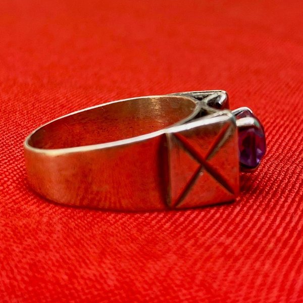 Anillo de plata con piedra central color violeta - imagen 3