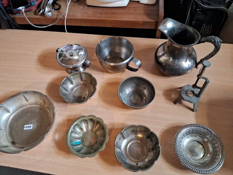 Lote anterior: Lote de recipientes antiguos de peltre y plata