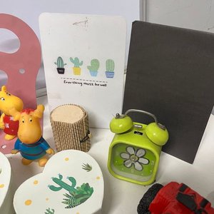 Lote Variado: Juguetes, Veladoras, Reloj, Tazas y Más - imagen 8