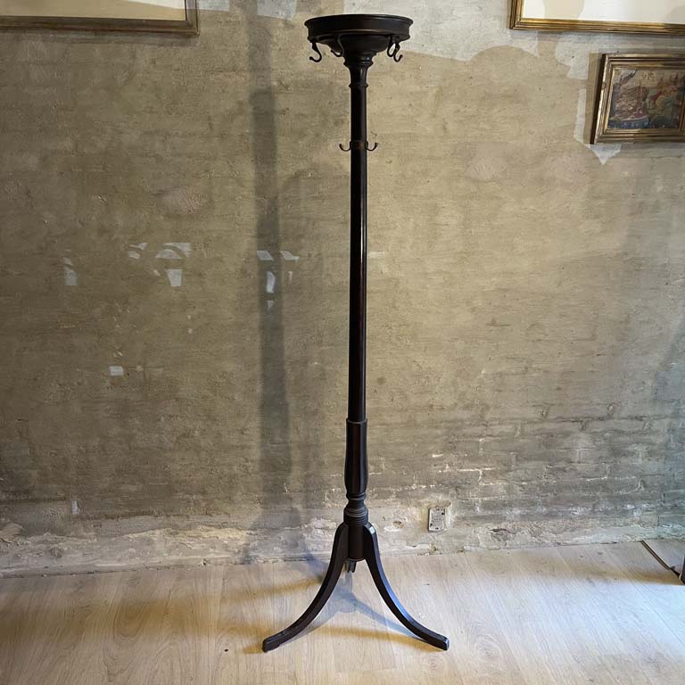 Lote anterior: Perchero de pie en madera con accesorios - Medidas: 192cm