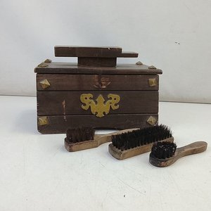 Lote anterior: Antigua Caja Lustra Calzado de Madera con Herrajes Dorados y Accesorios de Época